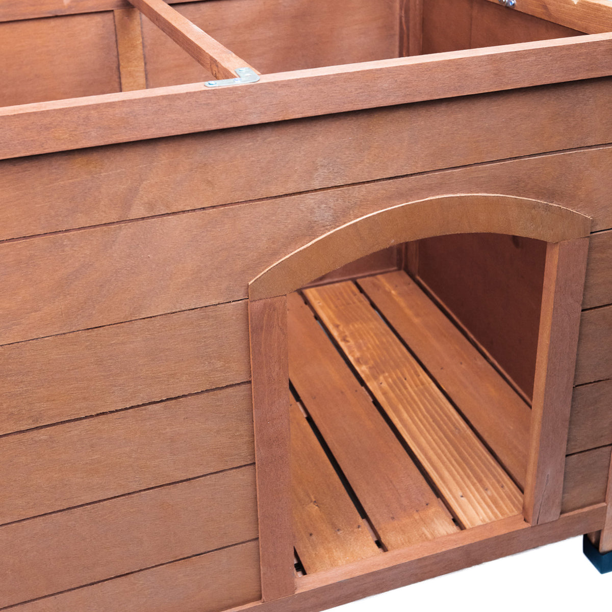 AQPET FRIENDS Baita Caseta de madera con techo abatible para perros y gatos, comodidad y descanso