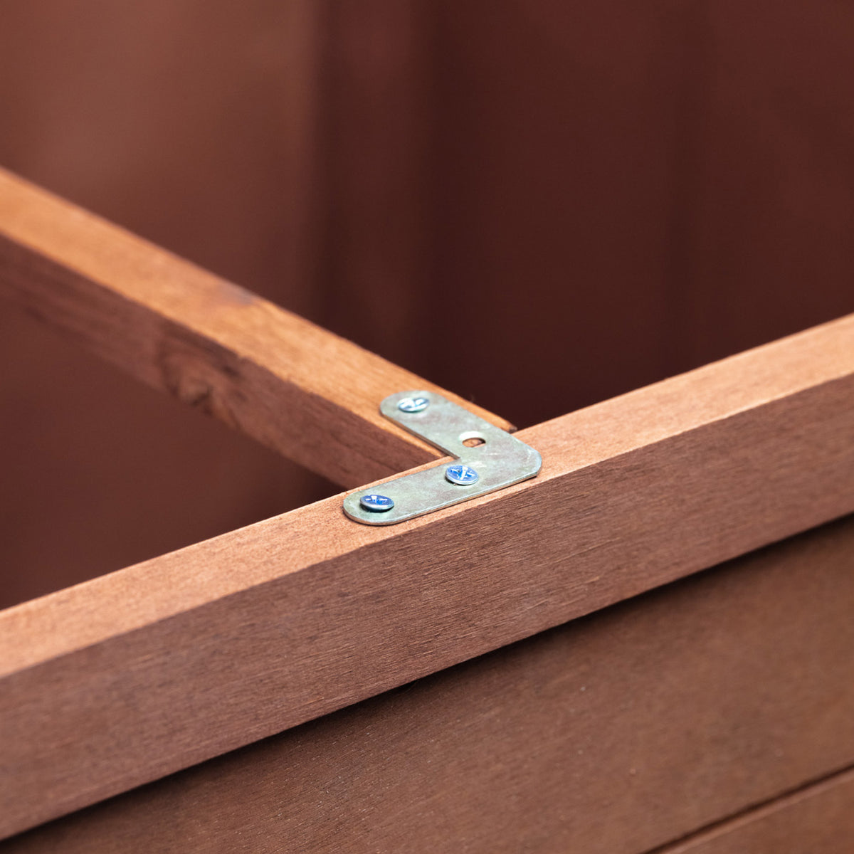 AQPET FRIENDS Baita Caseta de madera con techo abatible para perros y gatos, comodidad y descanso