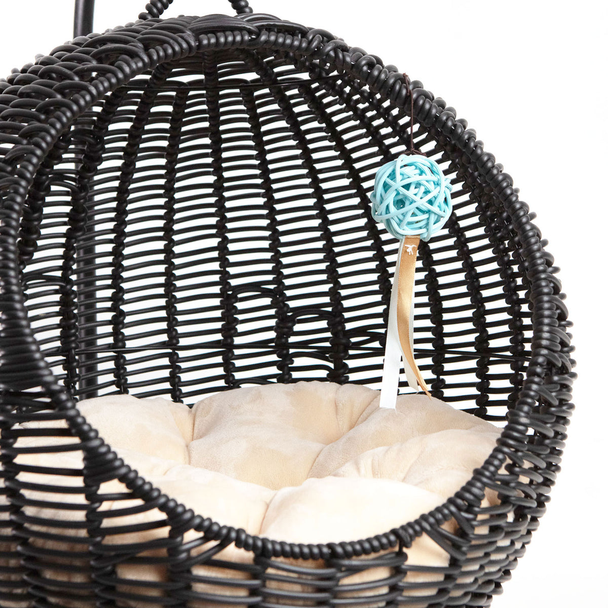 AQPET FRIENDS Morfeo Cama colgante para gatos y gatitos de mimbre trenzado a mano con cojín mullido incluido, color negro, 46x62 cm